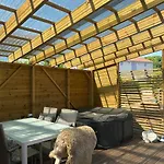Spacious Detached House With Garden Perfect For Ons & דירה *